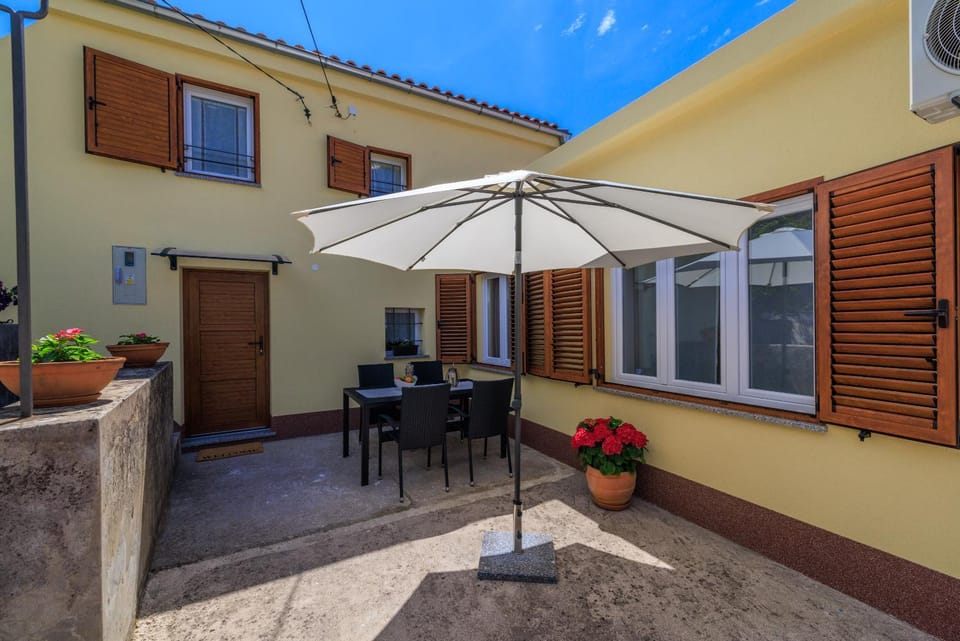 Property building, Day, Balcony/Terrace