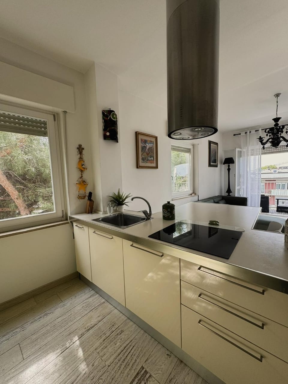 Kitchen or kitchenette, dishwasher, stove