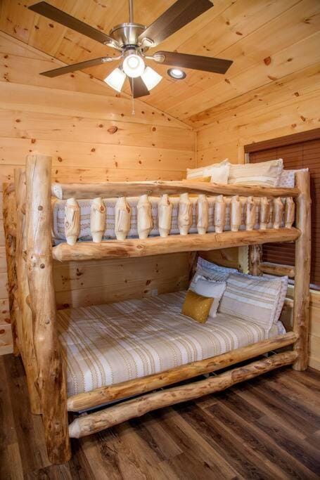 Spacious 2800 sq ft-Cozy Wood Cabin-NEW BUILD Cabin in Pigeon Forge
