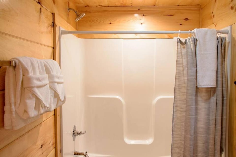 Spacious 2800 sq ft-Cozy Wood Cabin-NEW BUILD Cabin in Pigeon Forge