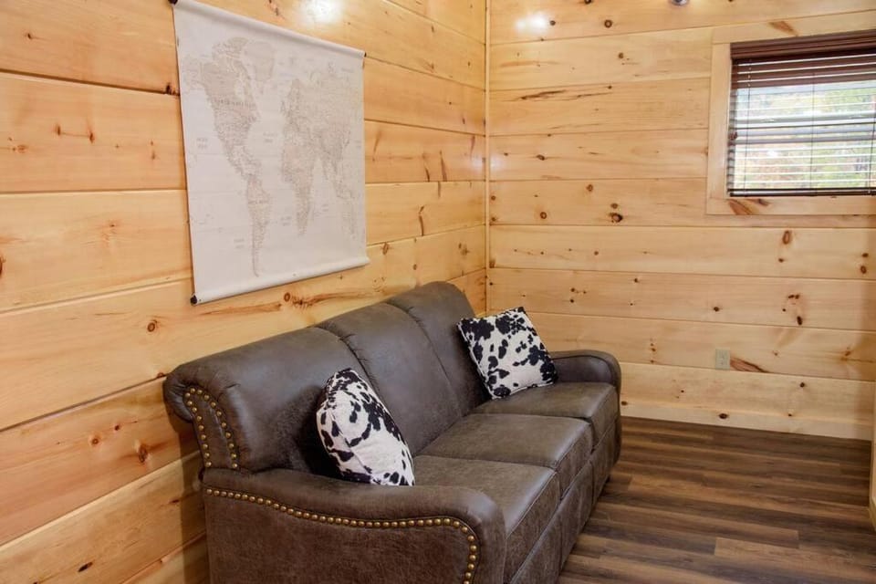 Spacious 2800 sq ft-Cozy Wood Cabin-NEW BUILD Cabin in Pigeon Forge