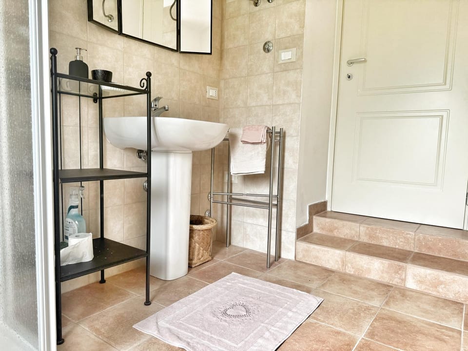 Bathroom, towels