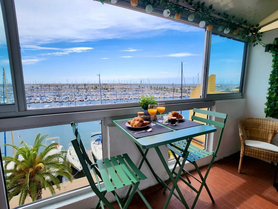 Natural landscape, View (from property/room), Balcony/Terrace, Balcony/Terrace, Dining area, Beach, Sea view, Sunrise