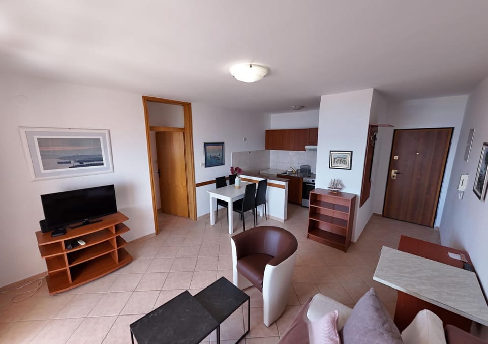 Communal lounge/ TV room, TV and multimedia, Kitchen or kitchenette, Living room, Dining area