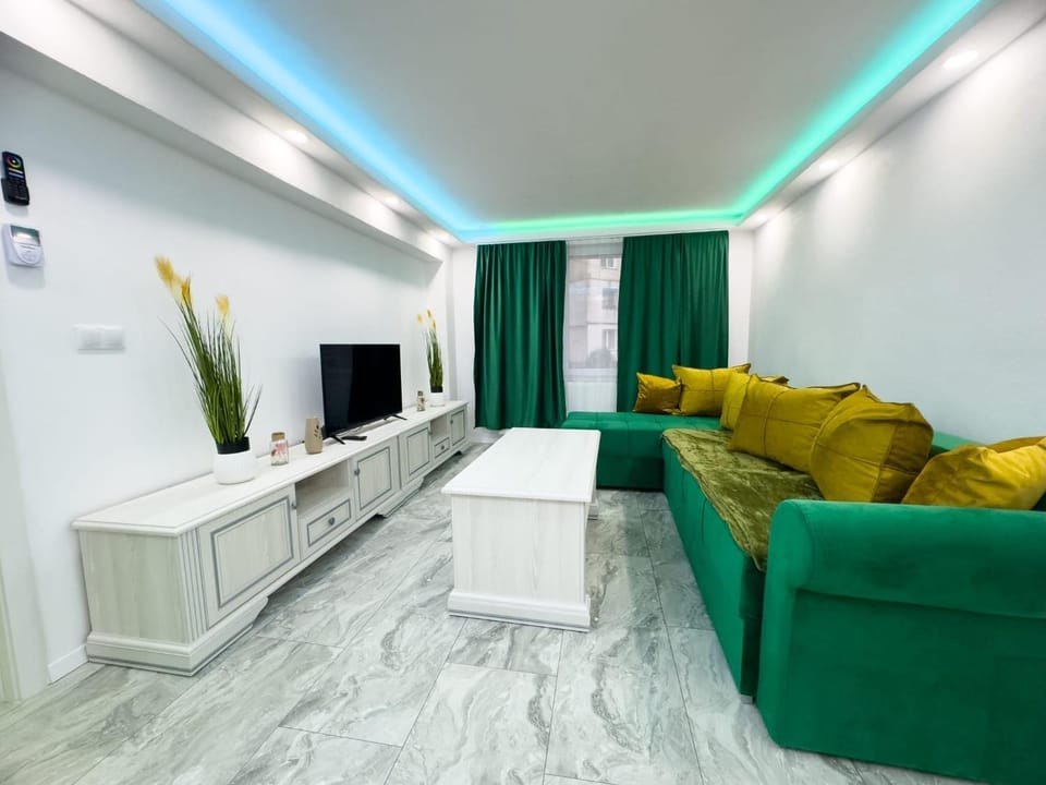 Communal lounge/ TV room, TV and multimedia, Living room, Seating area, Evening entertainment
