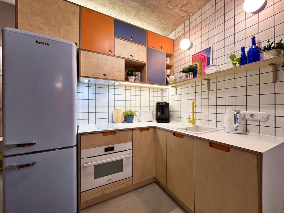 Coffee/tea facilities, Kitchen or kitchenette, dishwasher, oven, stove, toaster