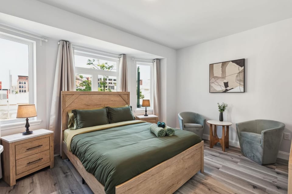Photo of the whole room, Bedroom