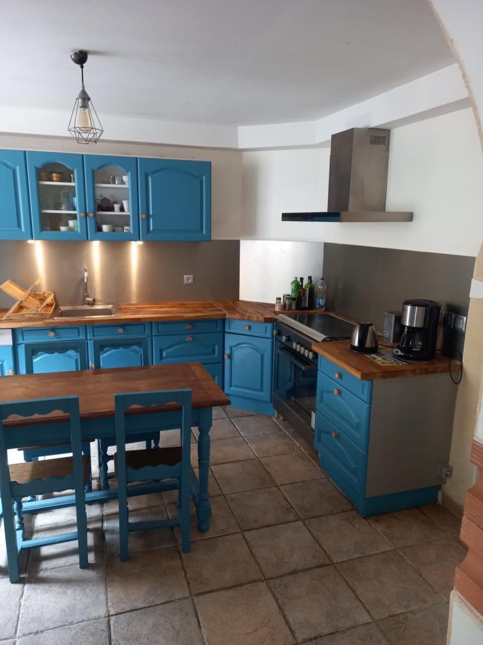 Coffee/tea facilities, Kitchen or kitchenette, Dining area, dishwasher, oven, stove, toaster