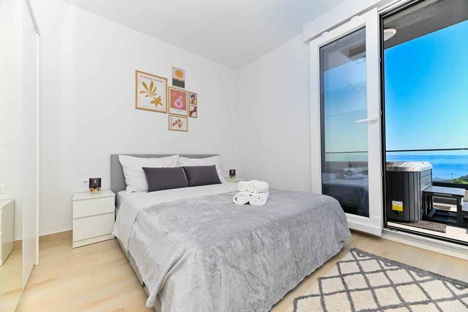 Bed, Natural landscape, Photo of the whole room, Bedroom, Sea view, towels