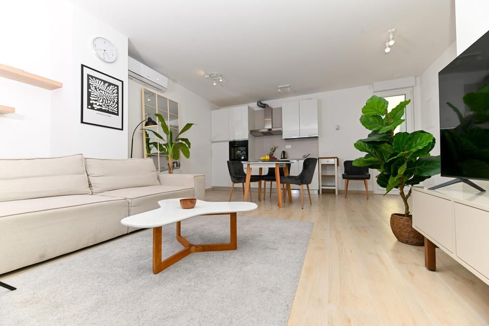 Communal lounge/ TV room, TV and multimedia, Kitchen or kitchenette, Living room, Seating area, Dining area, Evening entertainment