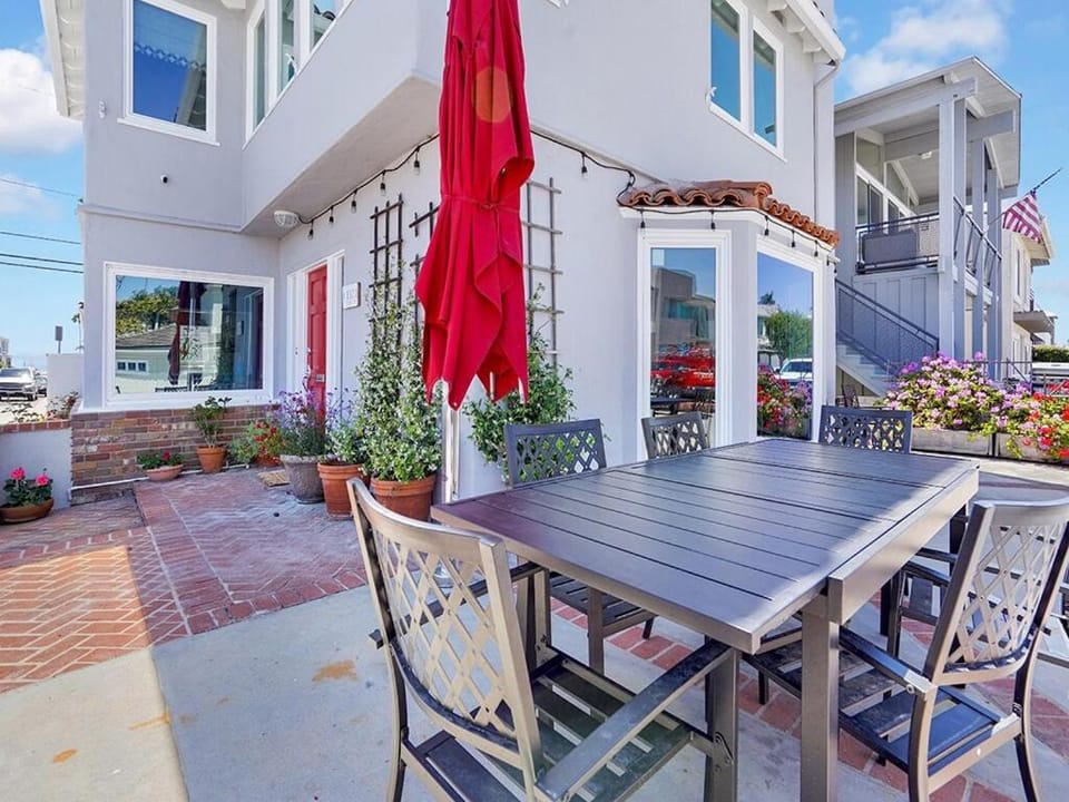 1101 W Bay Ave House in Balboa Peninsula