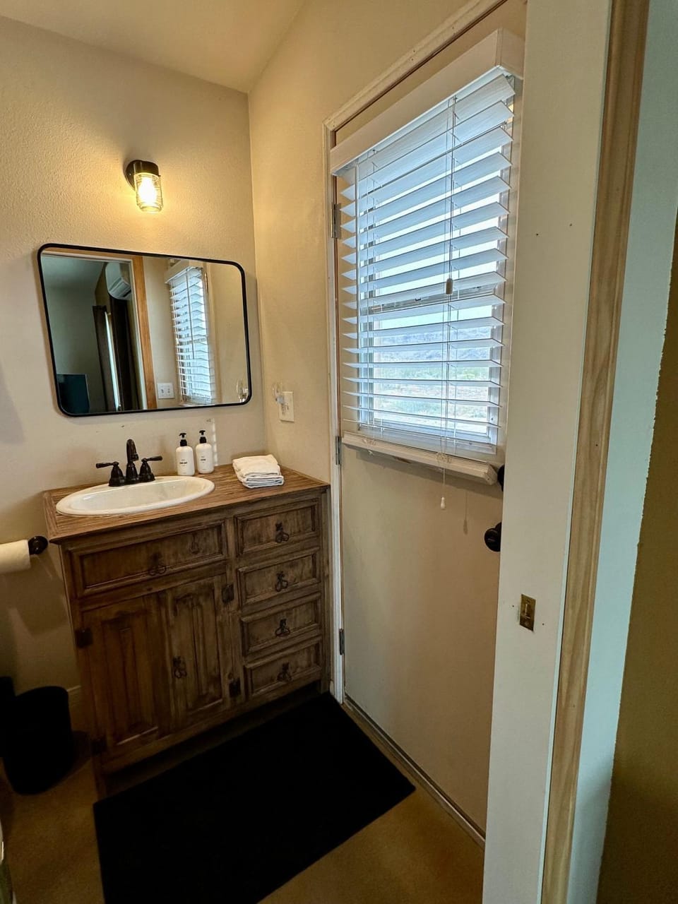 Spy Mountain Hideaway on 5 Acres with Hot Tub & Privacy! home House in Landers