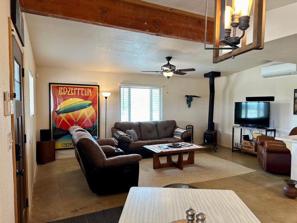 Spy Mountain Hideaway on 5 Acres with Hot Tub & Privacy! home House in Landers