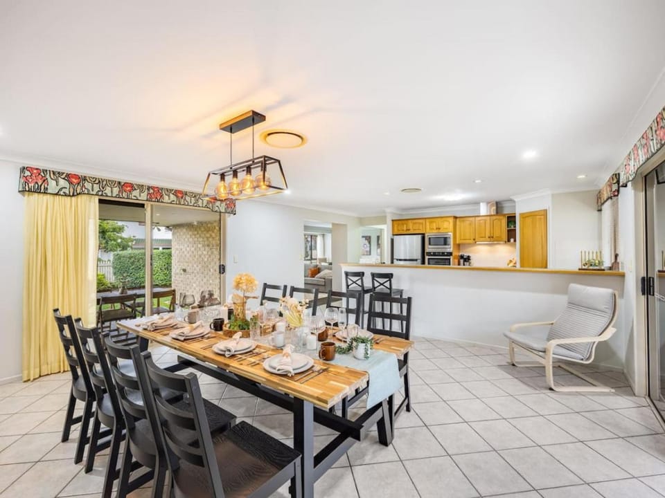 Carindale Family Home/Close to Westfield & Highway House in Carindale