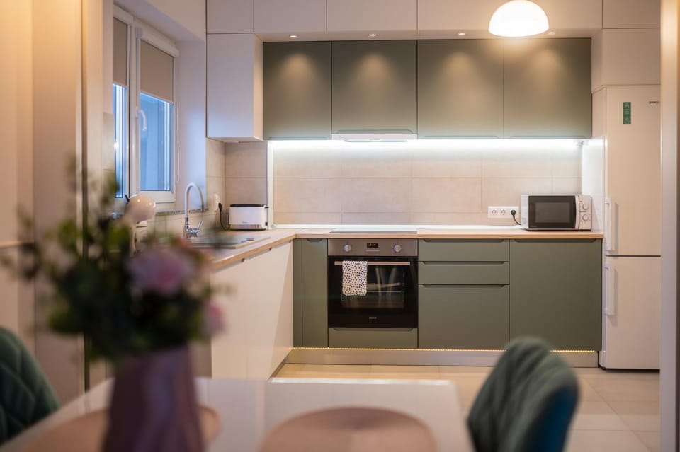 Coffee/tea facilities, dishwasher, microwave, oven, stove, toaster, kitchen