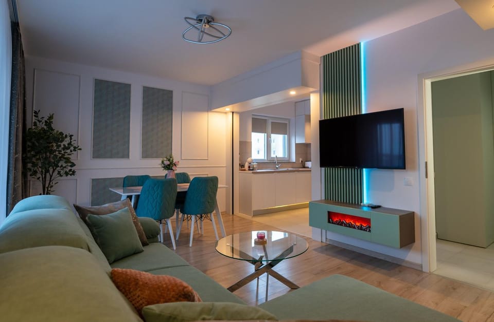 TV and multimedia, Living room, Dining area, fireplace