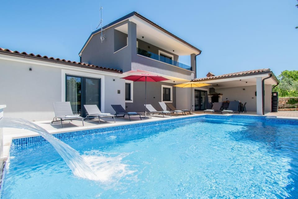 Villa Vala with a large yard near Pula - by Istrabook Villa in Vodnjan