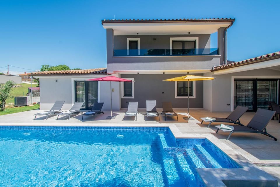 Villa Vala with a large yard near Pula - by Istrabook Villa in Vodnjan