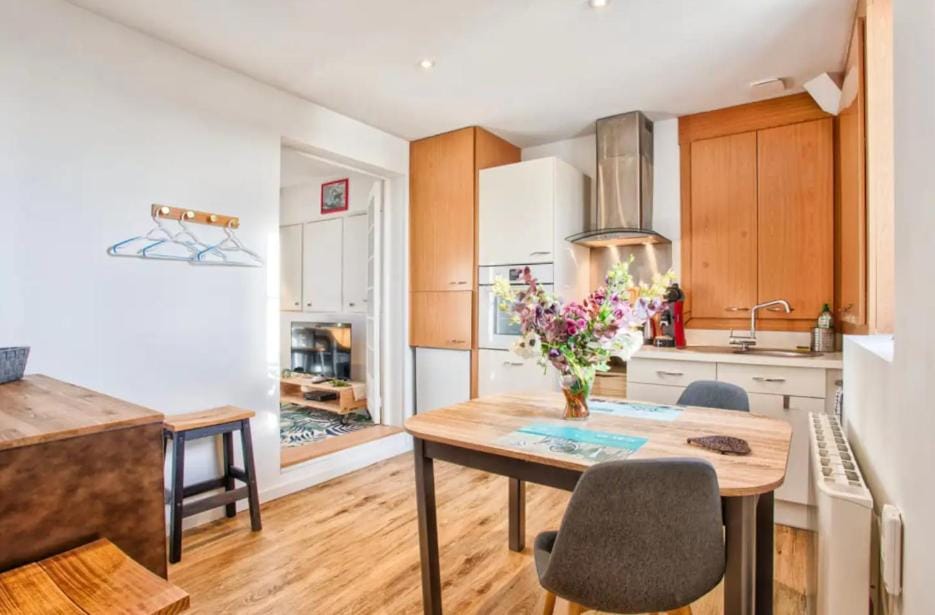 Kitchen or kitchenette, oven