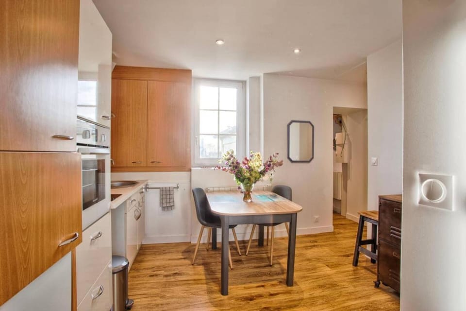 Dining area, oven, stove