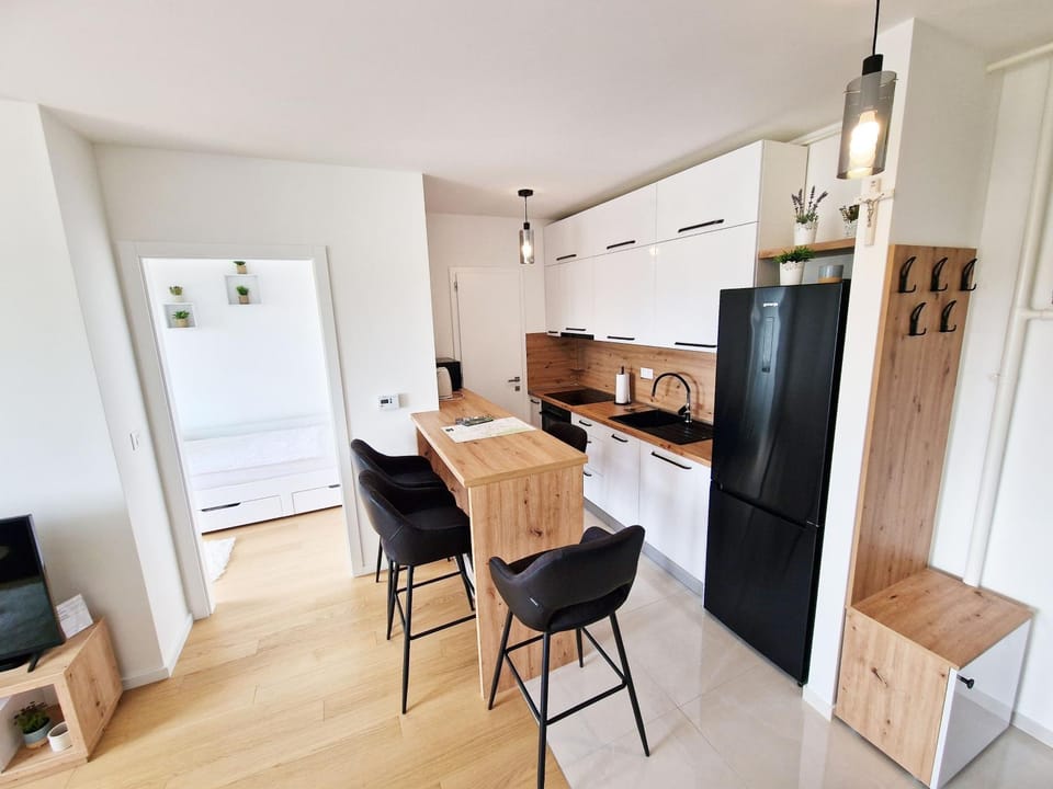 Coffee/tea facilities, Dining area, microwave, oven, stove, toaster, kitchen