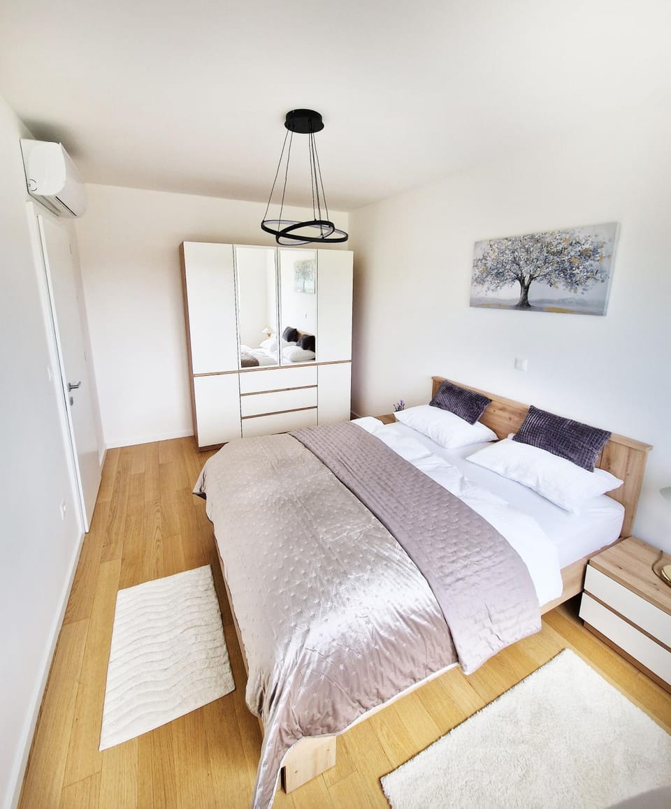 Bed, Bedroom, wardrobe, air conditioner