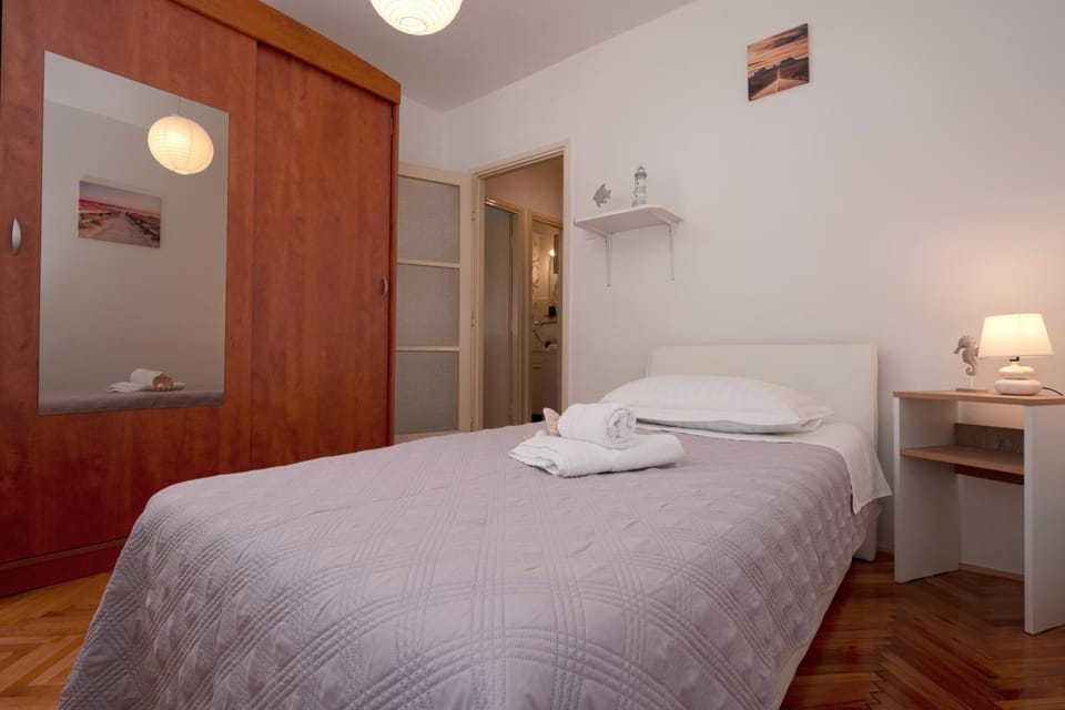 Bed, Bedroom, towels