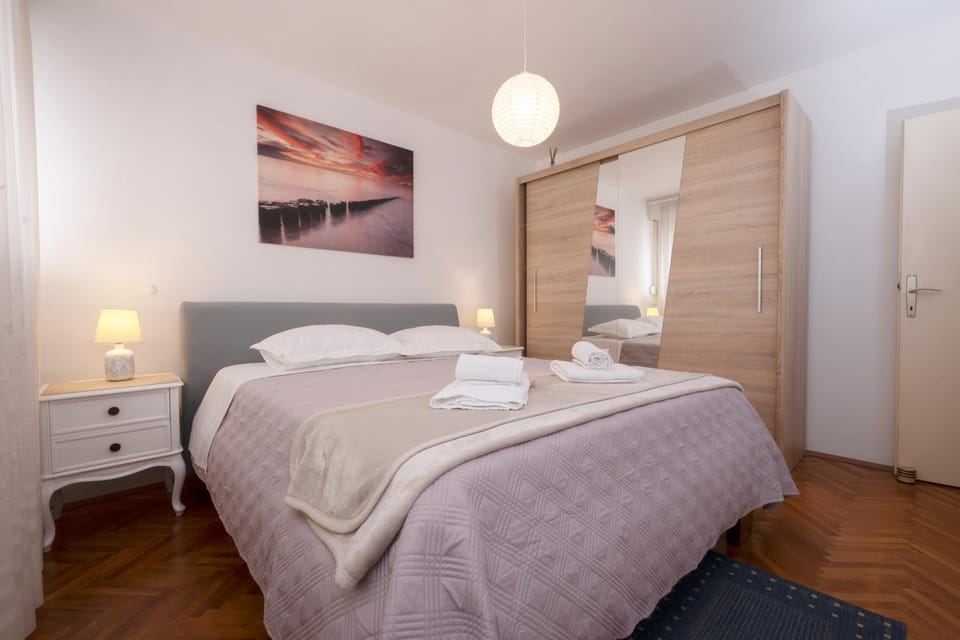 Bed, Bedroom, towels