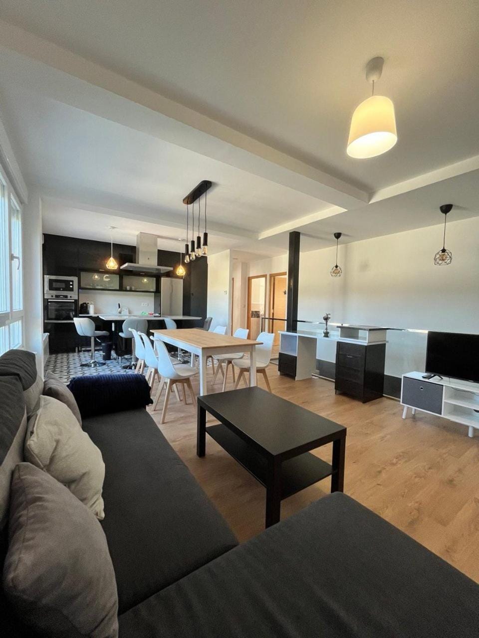 TV and multimedia, Kitchen or kitchenette, Living room, Seating area, Dining area, kitchen