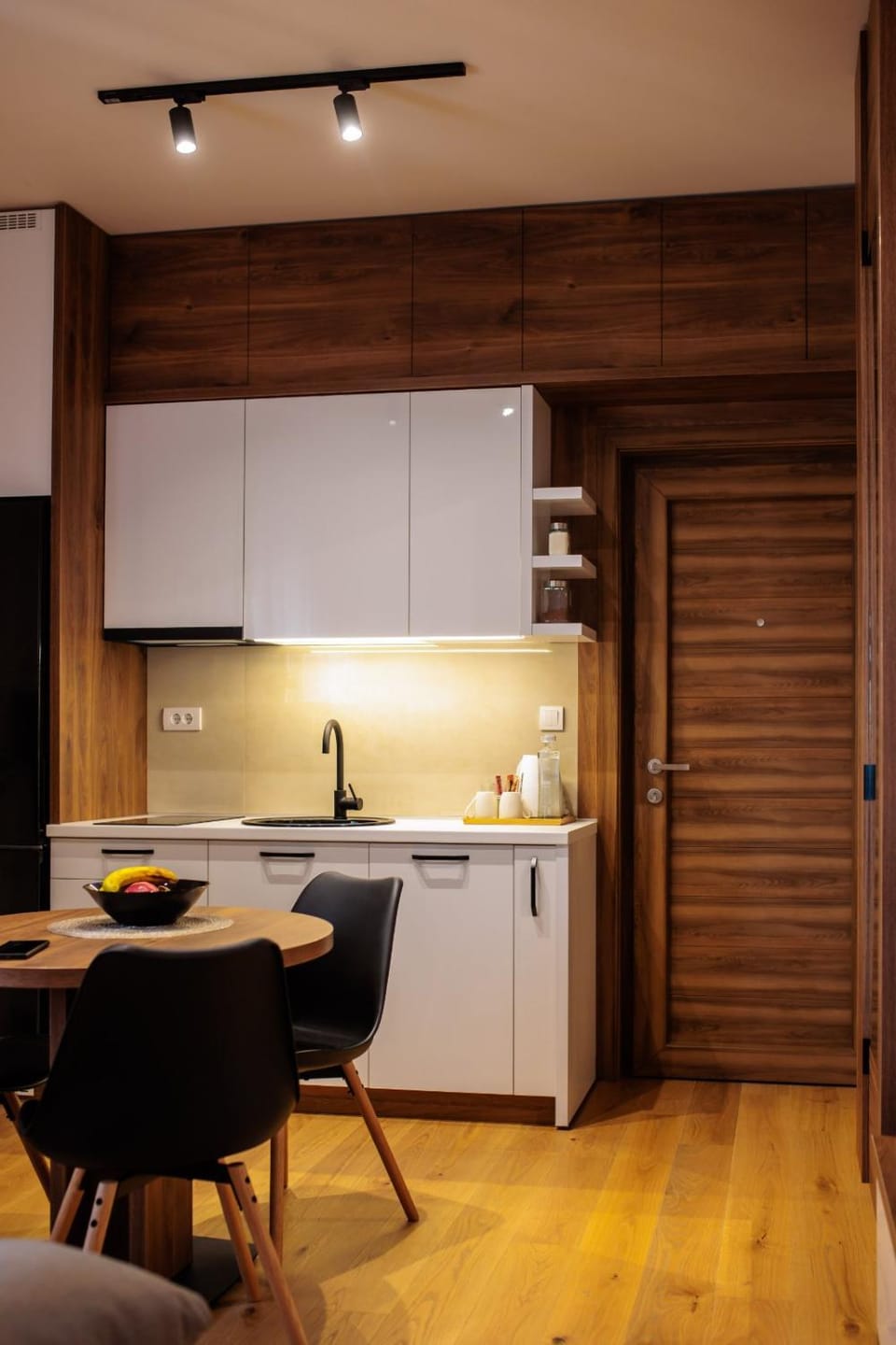 Kitchen or kitchenette, Dining area, minibar, stove