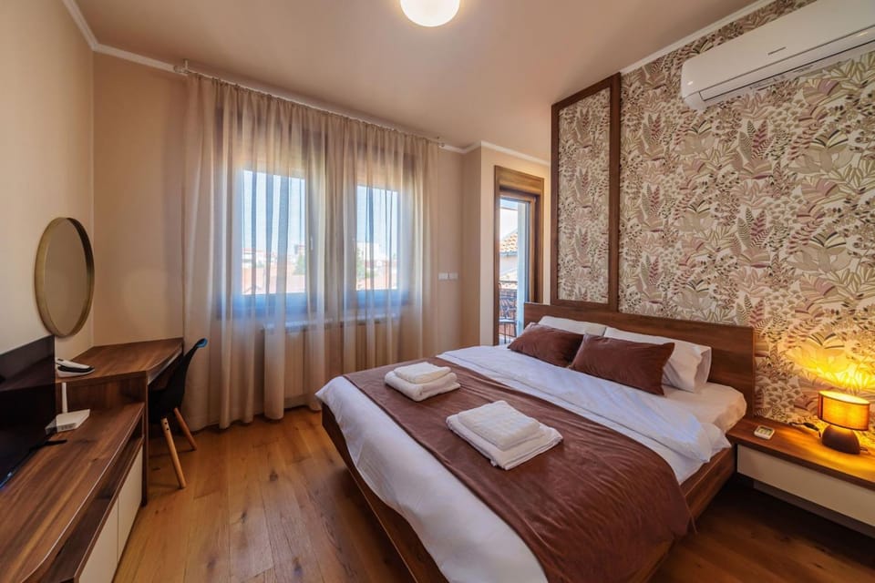 Bed, TV and multimedia, Photo of the whole room, Bedroom, towels