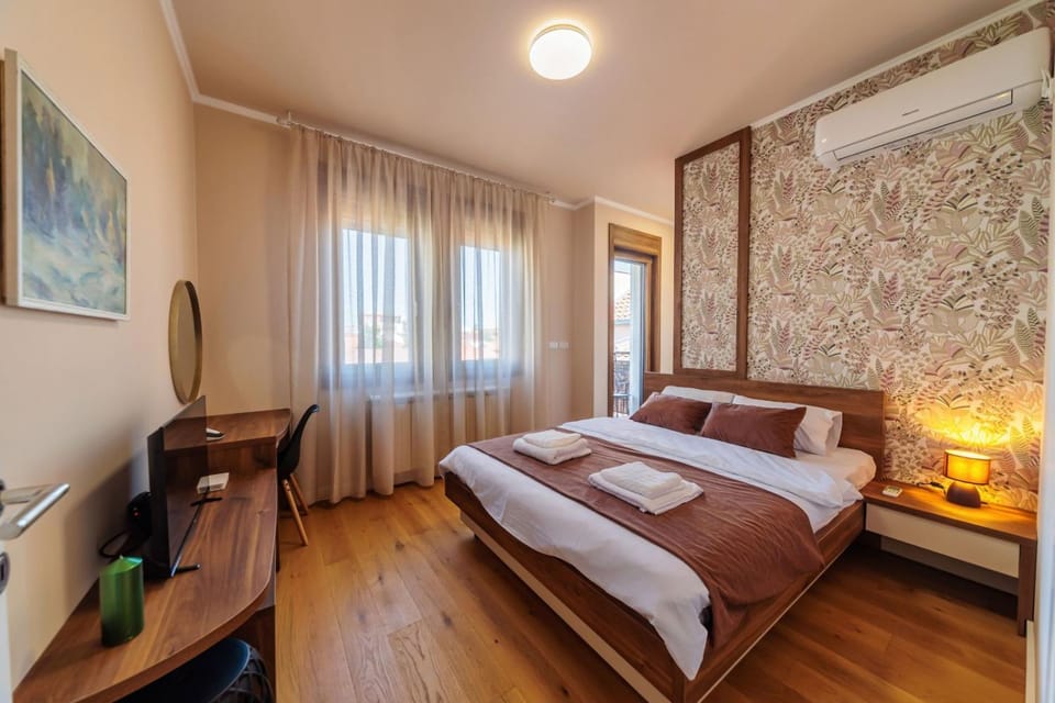 Bed, TV and multimedia, Photo of the whole room, Bedroom, air conditioner