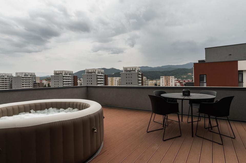 Skylark - Tokyo Penthouse with Jacuzzi, Movie Theater & Panoramic View Apartment in Brasov
