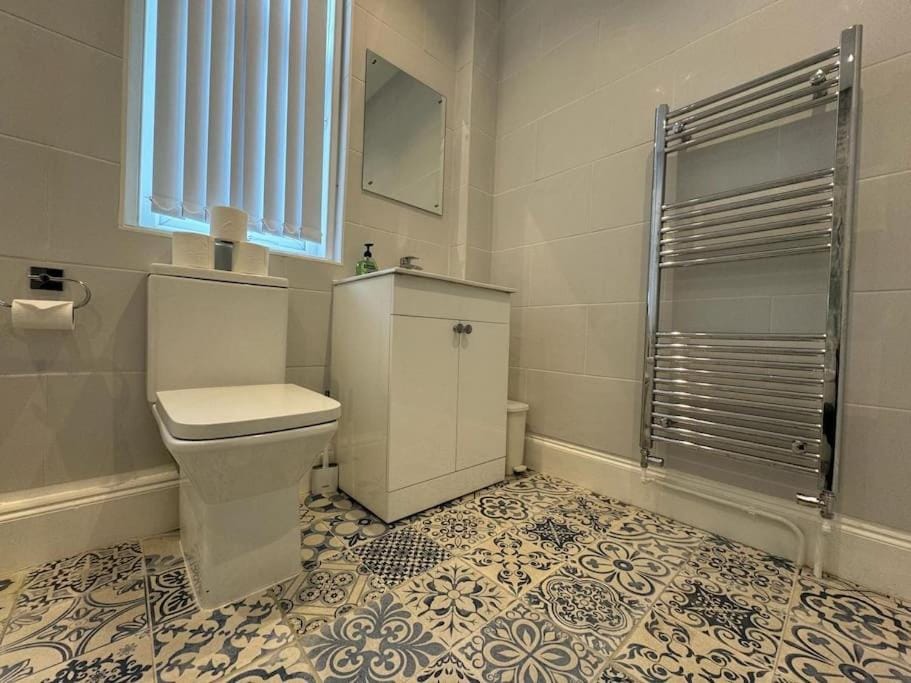 Spacious, modern 3 bedroom apartment with parking Apartment in Bournemouth