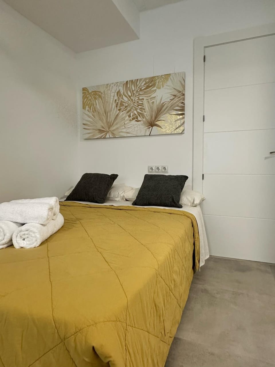 Bed, towels