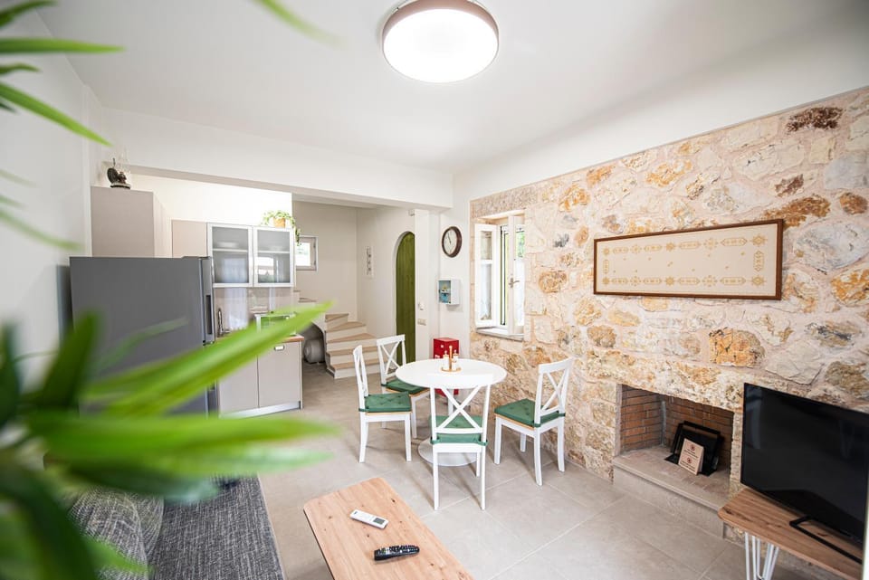 TV and multimedia, Living room, Dining area, oven, stove