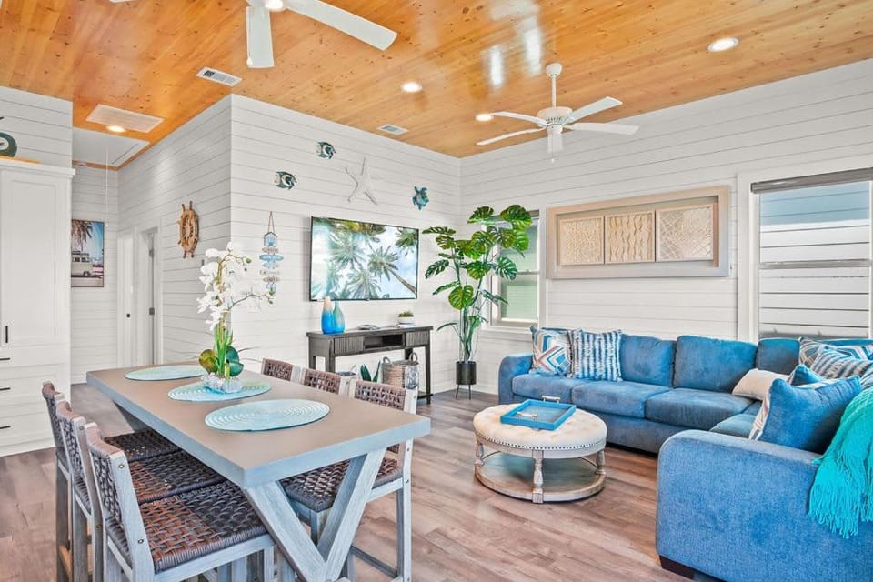 On The Pond Boardwalk to Beach Private Pool House in Port Aransas