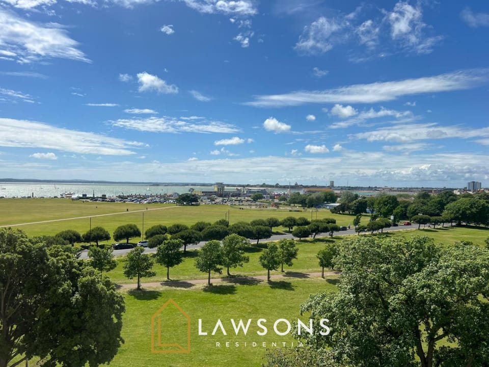 3-Bed With Sea Views- Contractors Welcome Apartment in Portsmouth