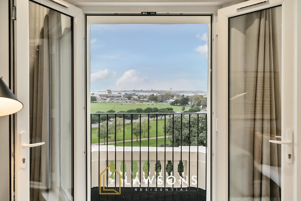 3-Bed With Sea Views- Contractors Welcome Apartment in Portsmouth