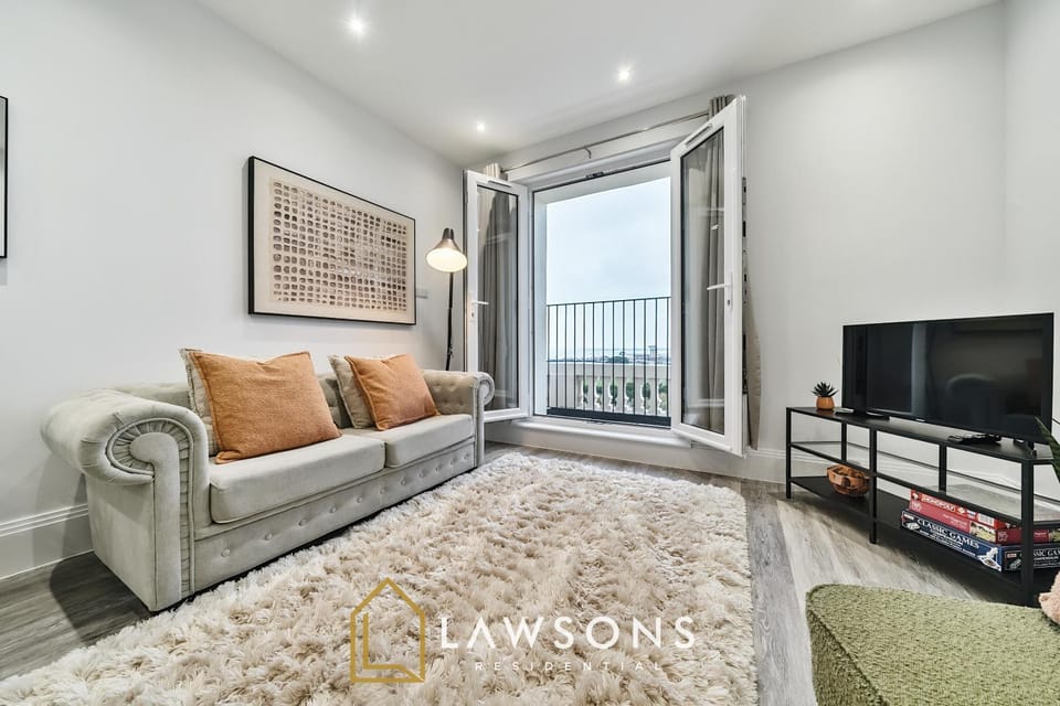 3-Bed With Sea Views- Contractors Welcome Apartment in Portsmouth