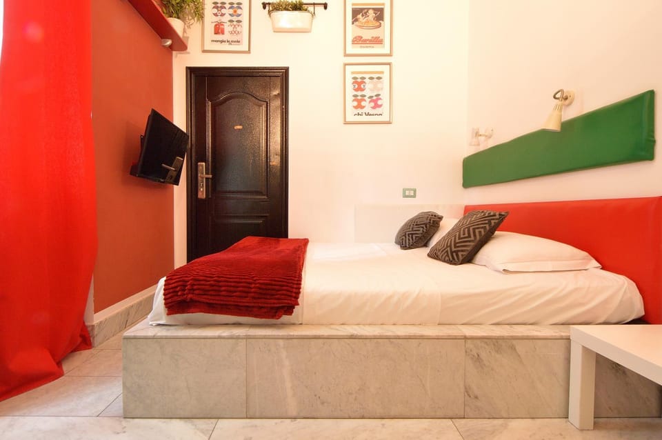 Bed, TV and multimedia, Bedroom