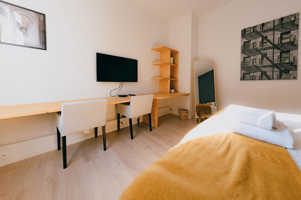 Bed, TV and multimedia, Photo of the whole room, Bedroom