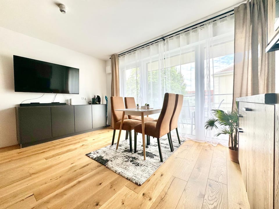 TV and multimedia, Seating area, Dining area