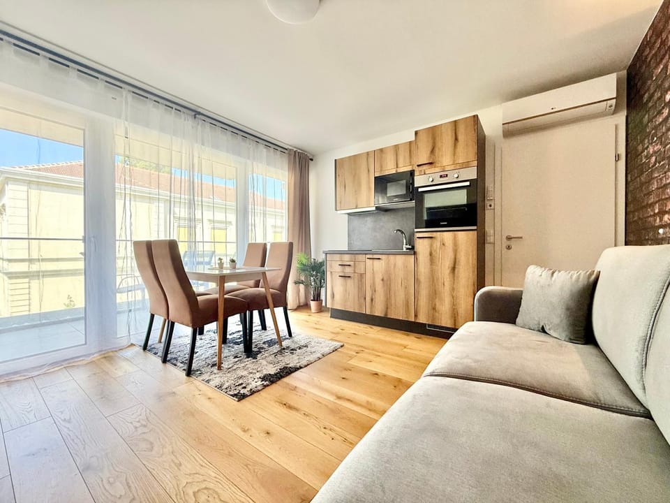 Kitchen or kitchenette, Photo of the whole room, Dining area