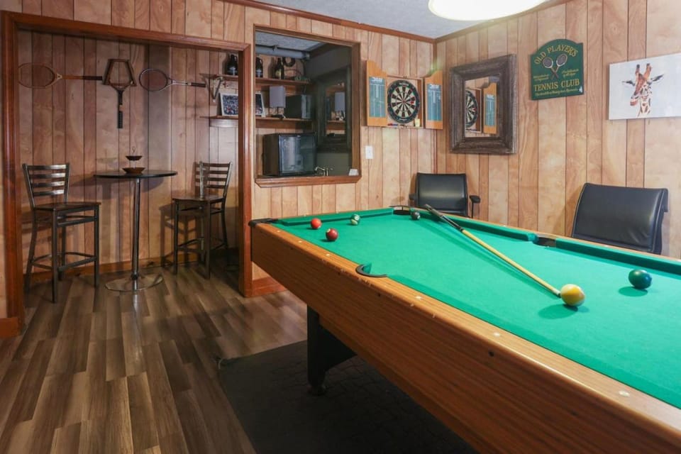 Pool-Table-Hot Tub-Fire Pit House in Shenandoah Valley