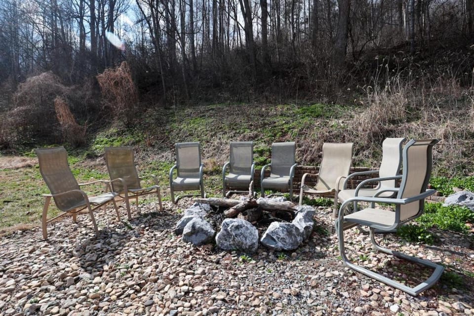 Pool-Table-Hot Tub-Fire Pit House in Shenandoah Valley