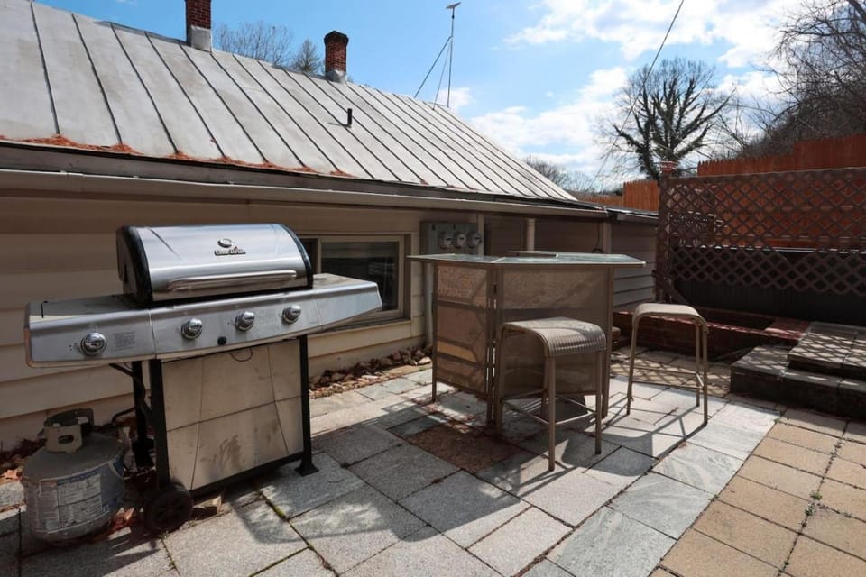 Pool-Table-Hot Tub-Fire Pit House in Shenandoah Valley