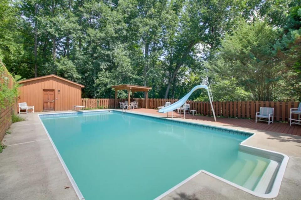 Mountain Lodge - Heated Pool 83 Degrees House in Shenandoah Valley
