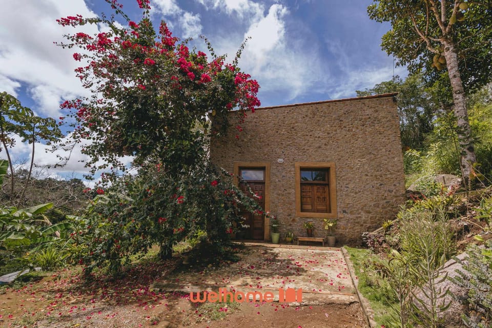 Casa na pedra em Serra Negra vista para montanha House in State of Paraíba, Brazil