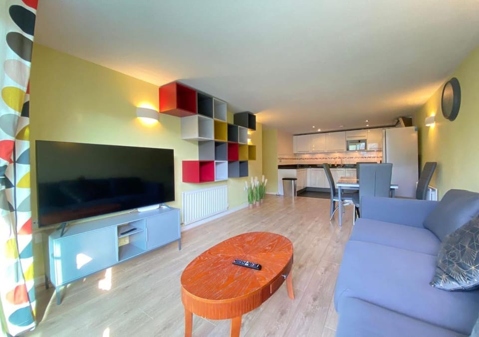 Communal lounge/ TV room, TV and multimedia, Kitchen or kitchenette, Living room, Seating area, Dining area, Evening entertainment, oven, stove